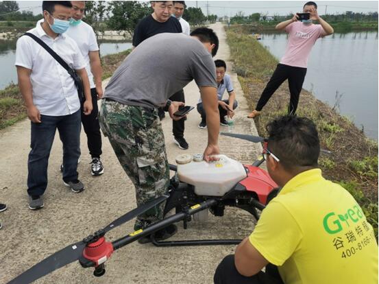 湖北荊門農(nóng)航站舉辦水產(chǎn)養(yǎng)殖無(wú)人機(jī)防治技術(shù)推廣示范現(xiàn)場(chǎng)會(huì)